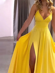 Elena | Vestido Maxi de Tirantes en Amarillo con Escote en V y Abertura Lateral