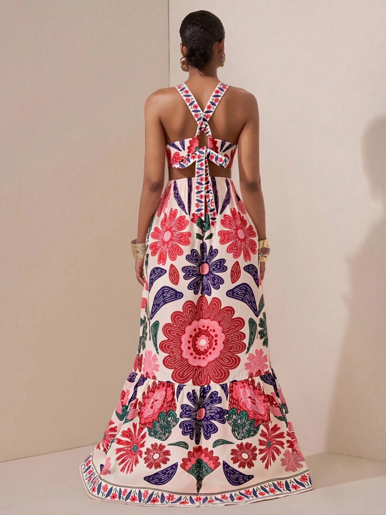 Isabel | Vestido Maxi Halter con Estampado Floral Folk y Cut-Out en la Cintura