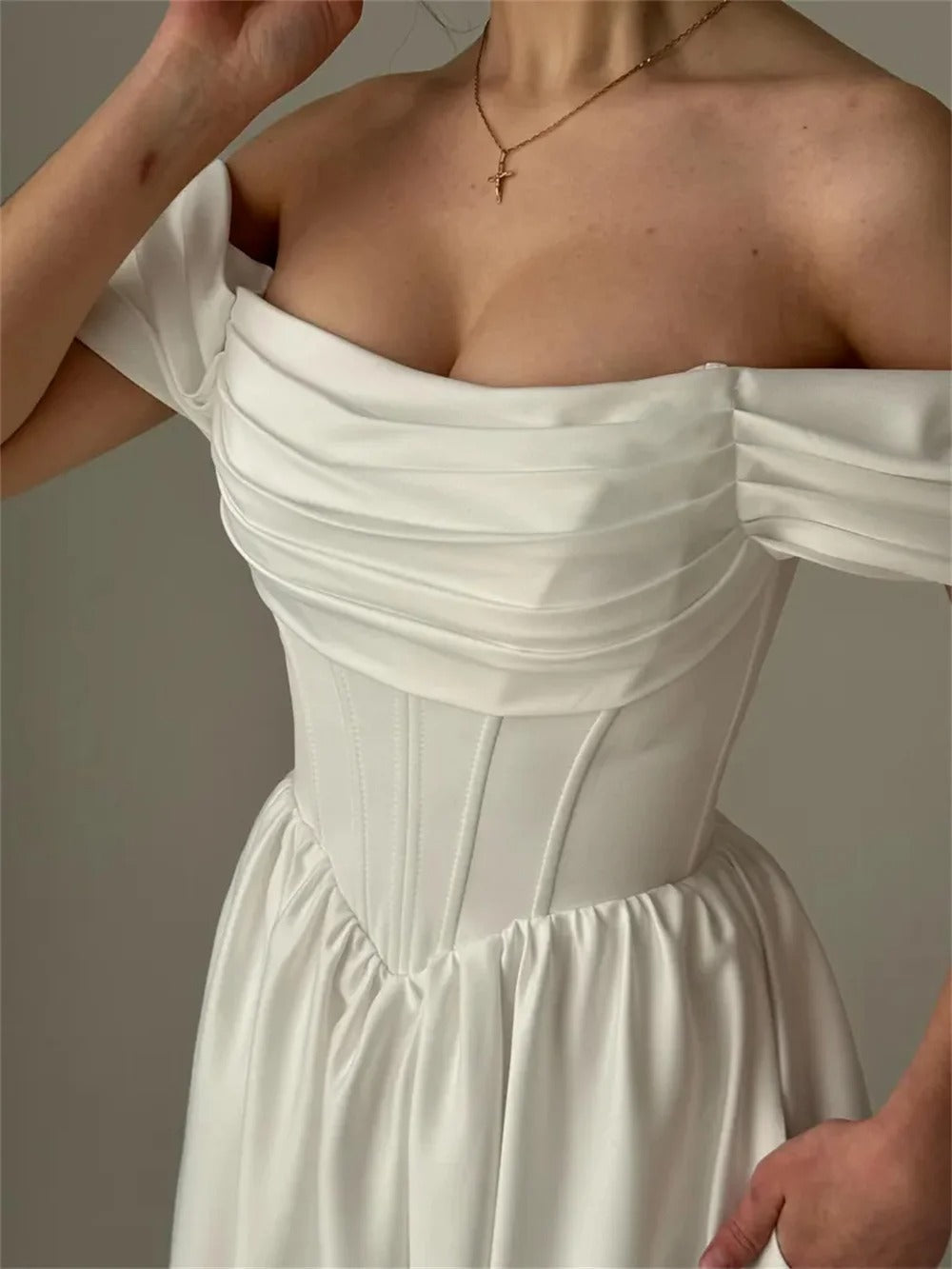 Nerea | Vestido Maxi Off-Shoulder con Drapeado en el Busto y Falda Plisada