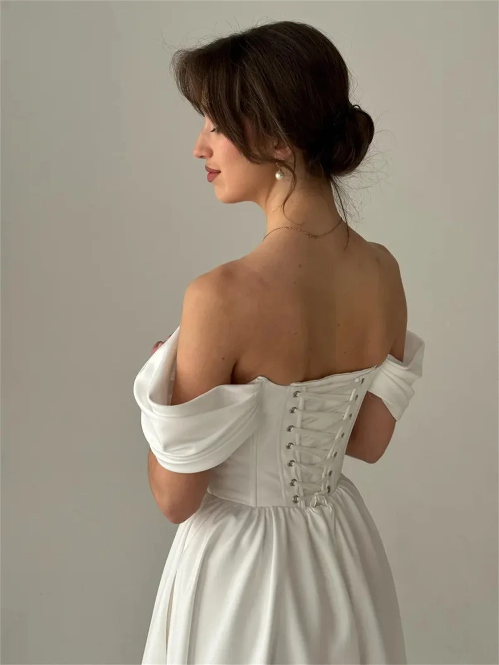 Nerea | Vestido Maxi Off-Shoulder con Drapeado en el Busto y Falda Plisada