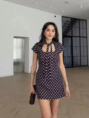 Adriana | Vestido Mini de Lunares con Cut-Out Frontal y Manga Corta