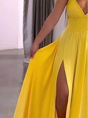 Elena | Vestido Maxi de Tirantes en Amarillo con Escote en V y Abertura Lateral