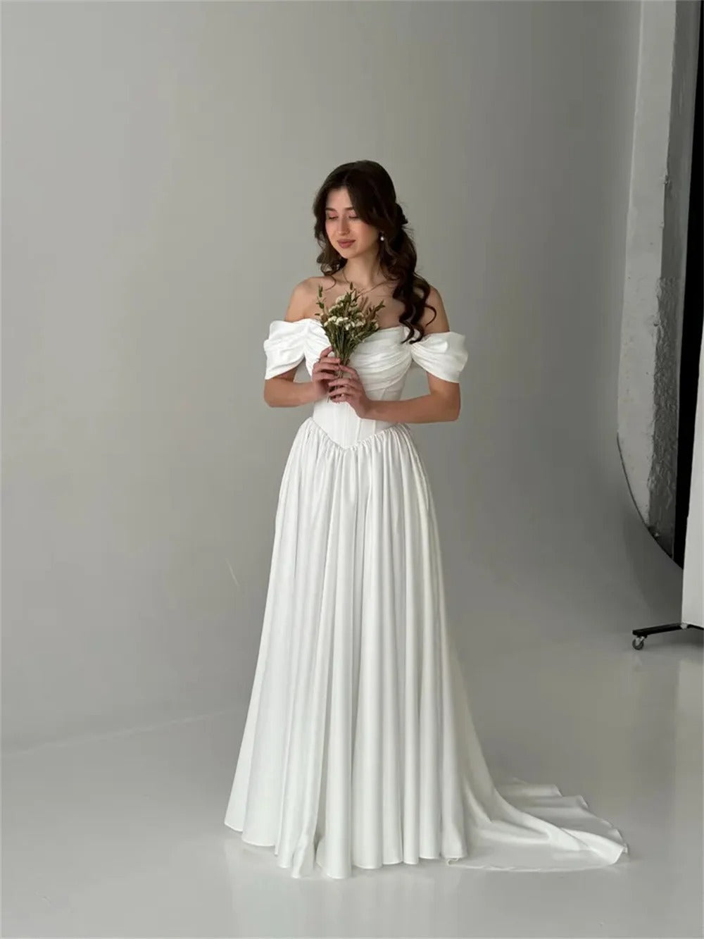 Nerea | Vestido Maxi Off-Shoulder con Drapeado en el Busto y Falda Plisada