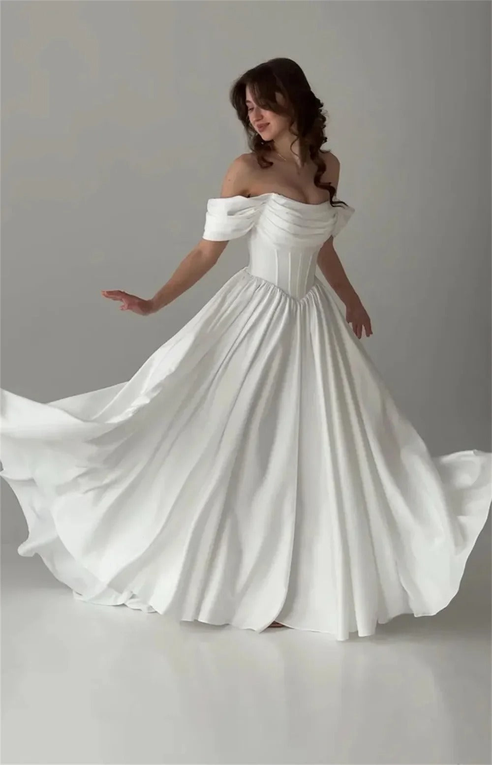 Nerea | Vestido Maxi Off-Shoulder con Drapeado en el Busto y Falda Plisada