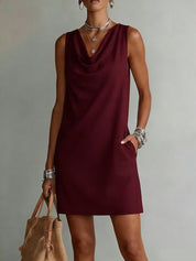 Sofía | Vestido Mini sin Mangas con Escote Drapeado y Bolsillos Laterales